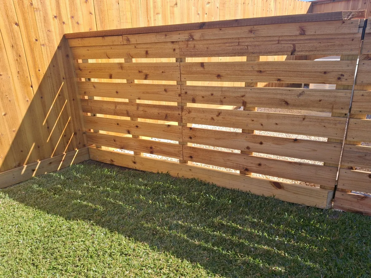 Horizontal cedar screen wall with gaps for airflow